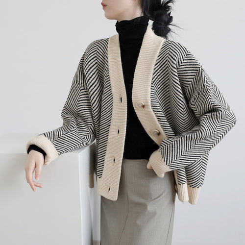 Dame mode cardigan med chevron mønster og elegante knapper Stilla