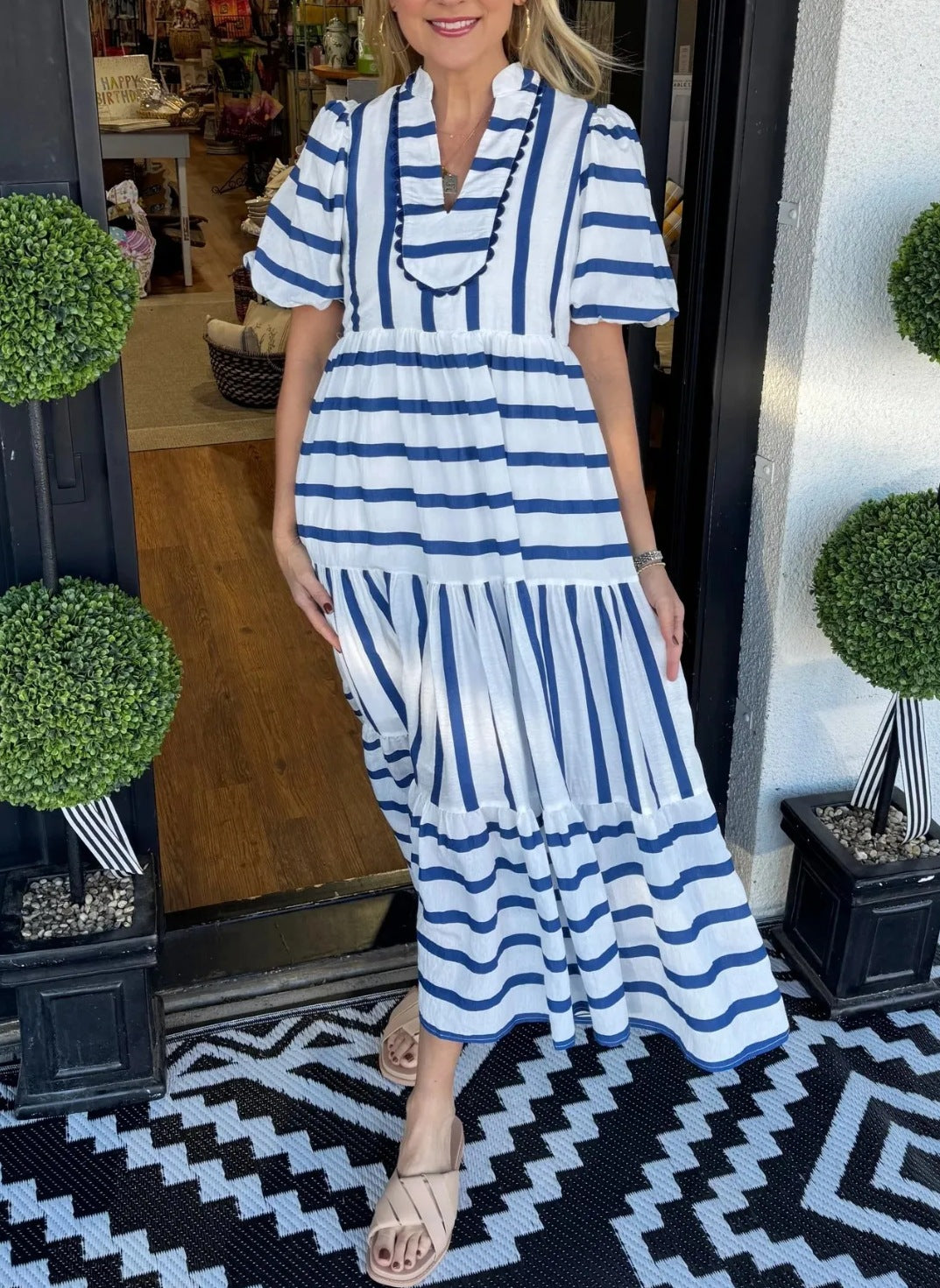 Dame maxikjole med stribet design og elegant flæse Stilla