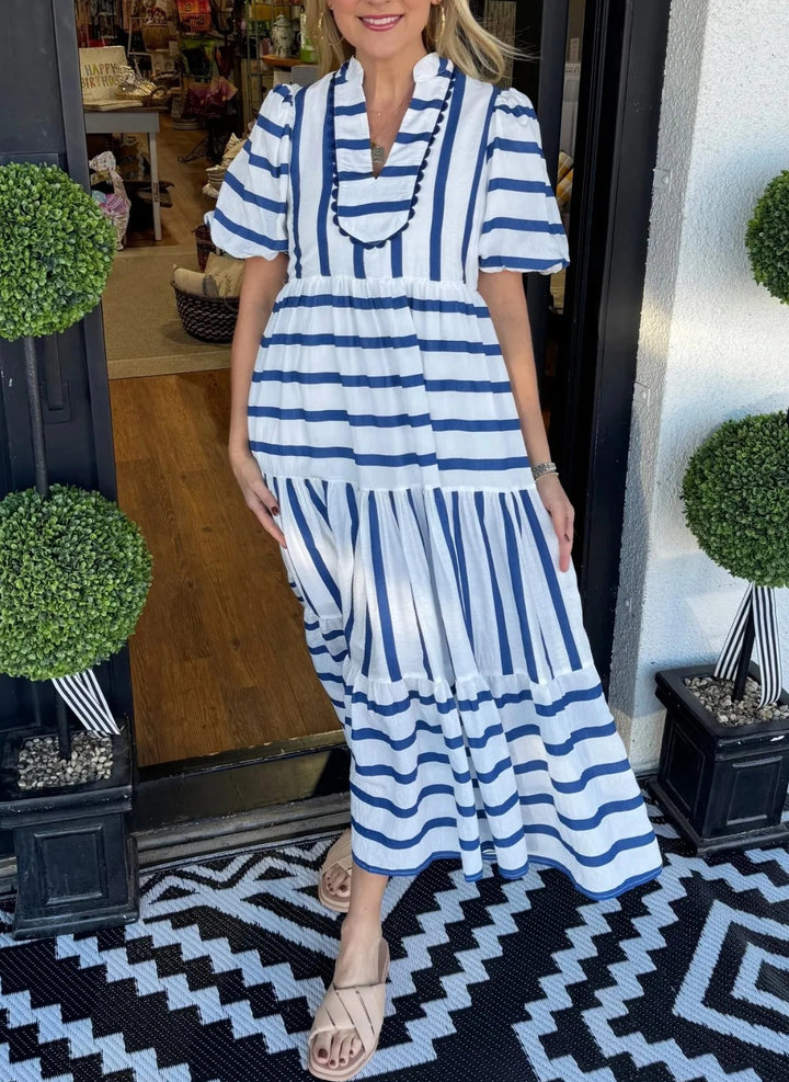 Dame maxikjole med stribet design og elegant flæse Stilla