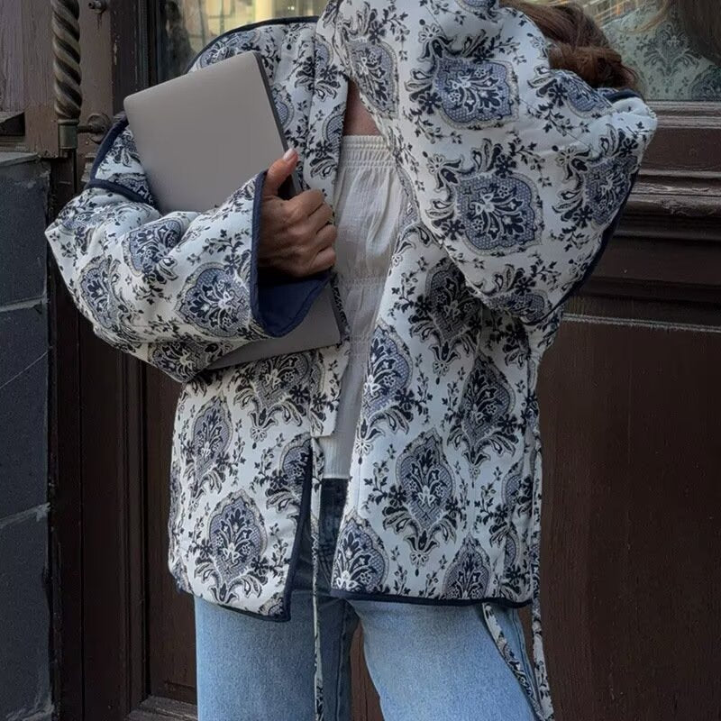 Dame komfortabel Kimono-jakke med blomstret design og praktiske bælter Stilla