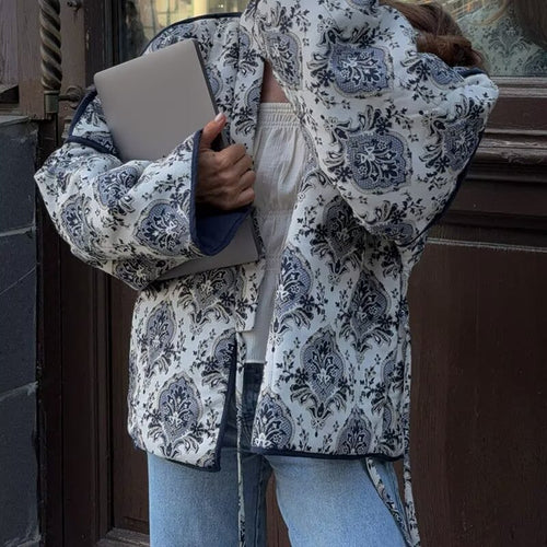 Dame komfortabel Kimono-jakke med blomstret design og praktiske bælter Stilla