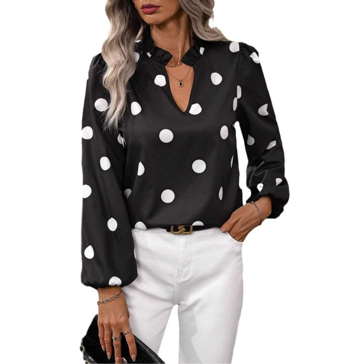 Damebluse med moderigtigt prikkemønster og elegante pufærmer Stilla