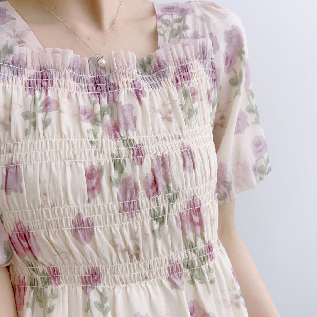 Damebluse med blomster smock-design og elastisk kant Stilla