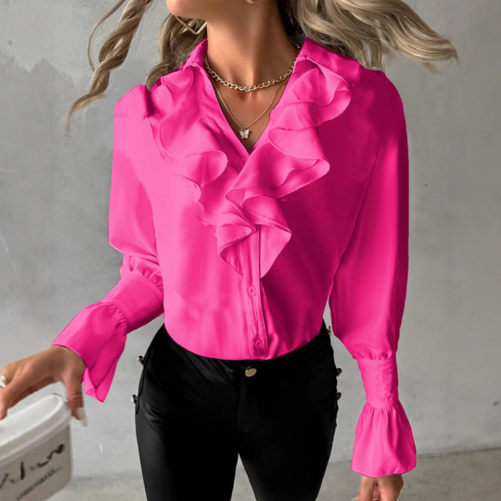Damebluse med iøjnefaldende flæsedetaljer og elegante manchetter Stilla