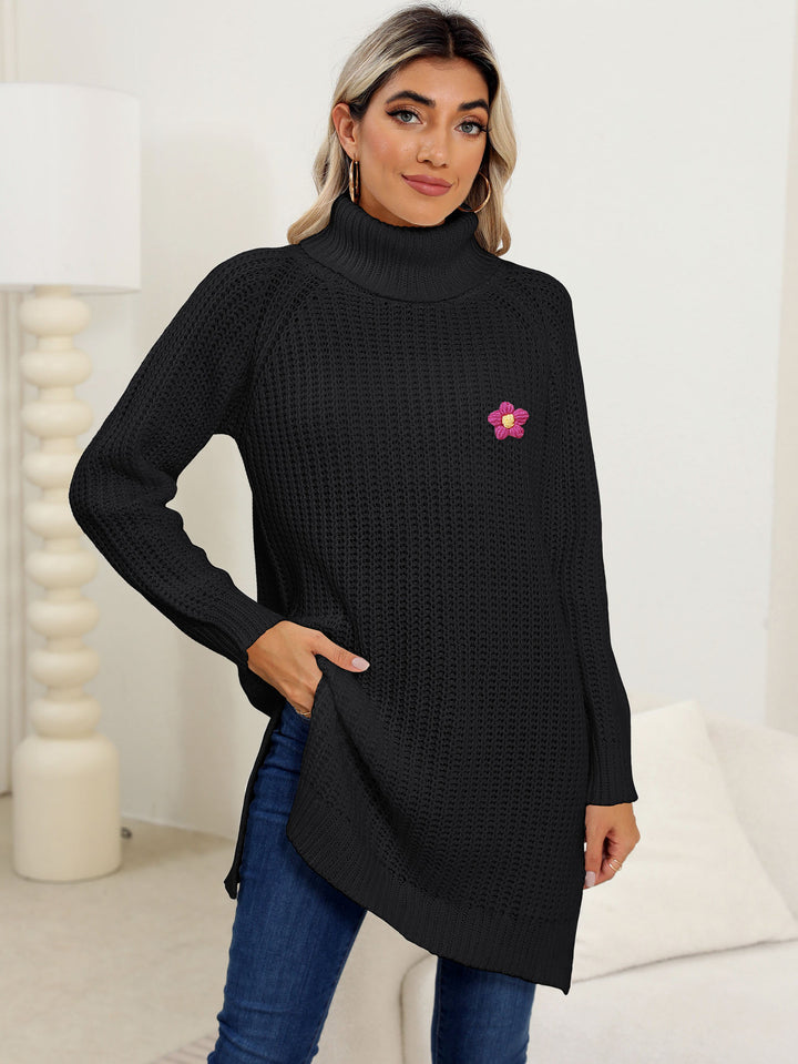 Dame strikpullover med høj rullekrave og blomsterdetalje Stilla