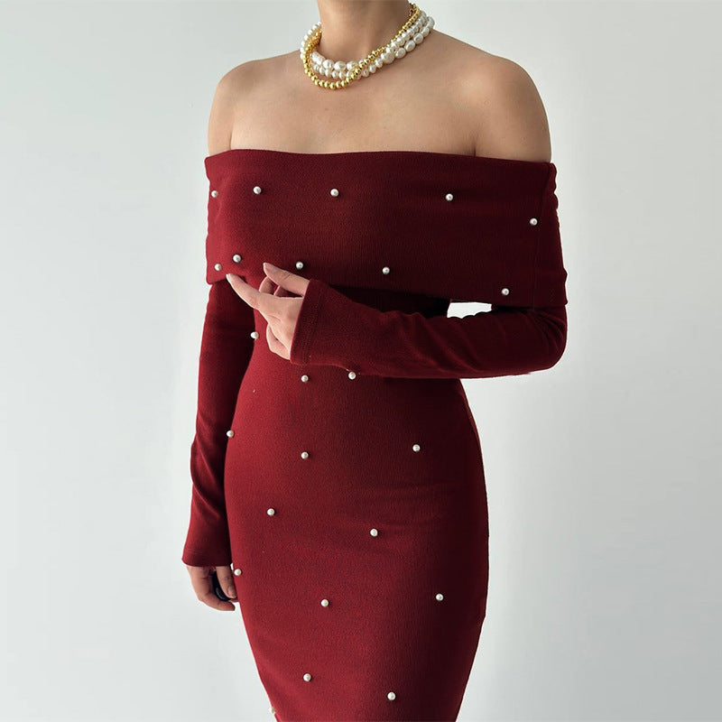 Dame off-shoulder maxikjole med elegant perleudsmykning og tætsiddende snit Skovae