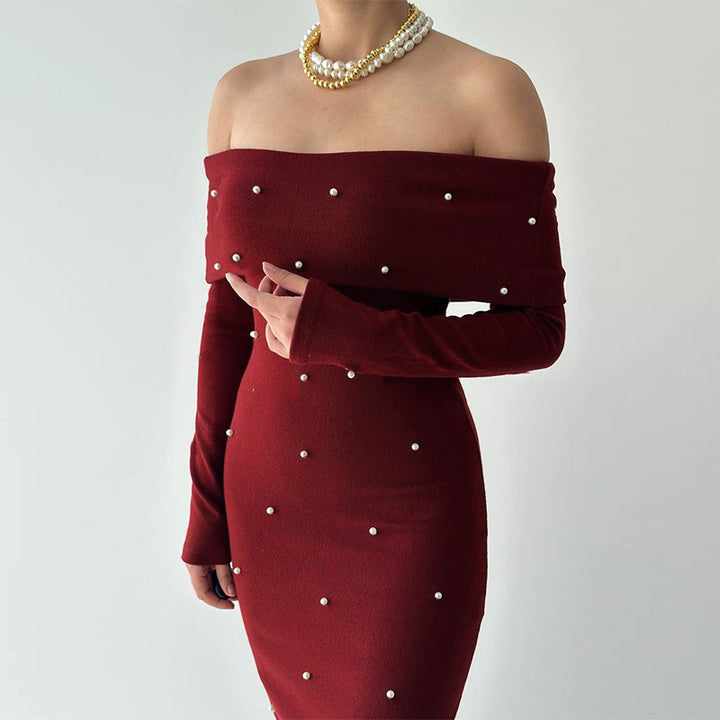 Dame off-shoulder maxikjole med elegant perleudsmykning og tætsiddende snit Skovae
