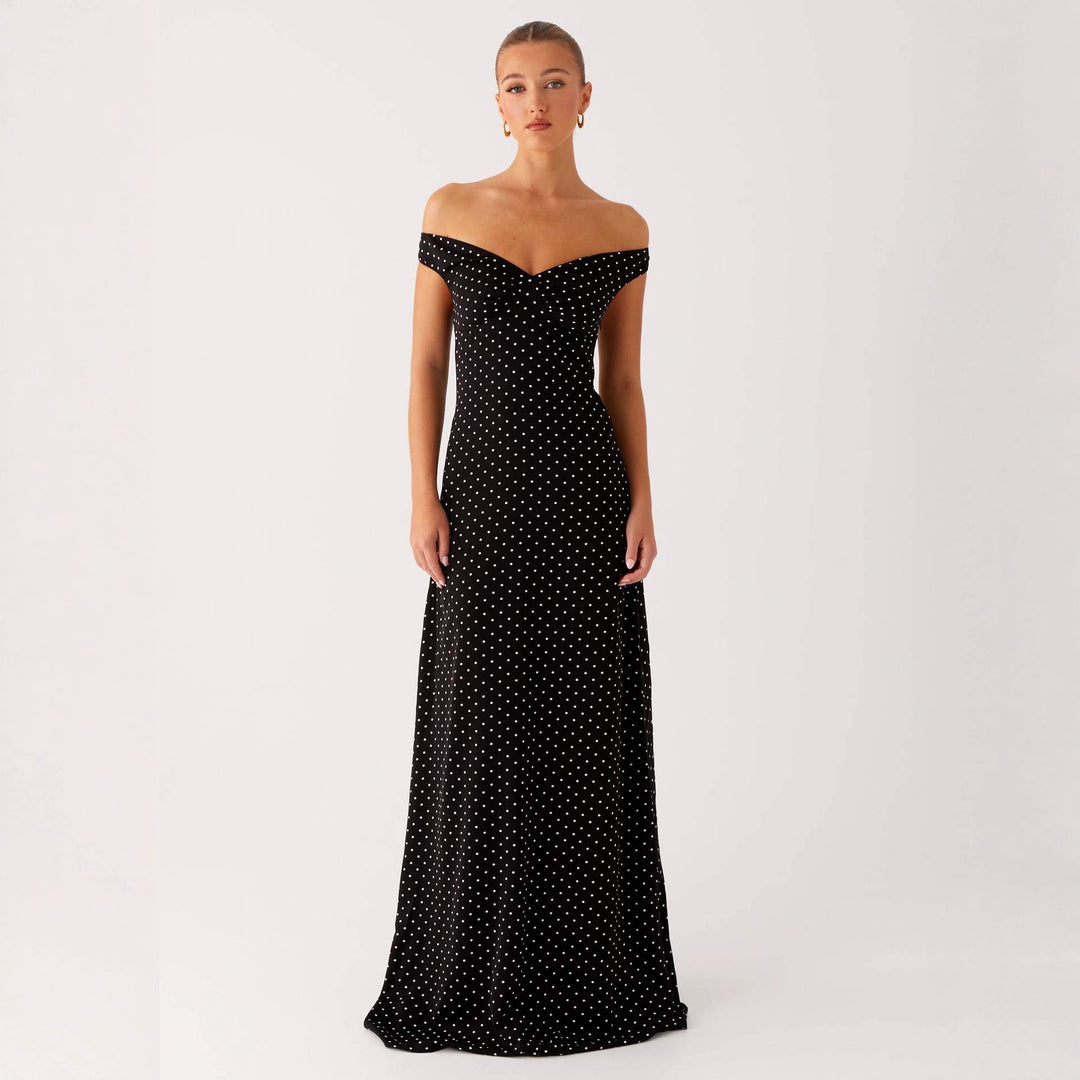 Dame aften kjole med off-shoulder design og elegant prikmønster Skovae