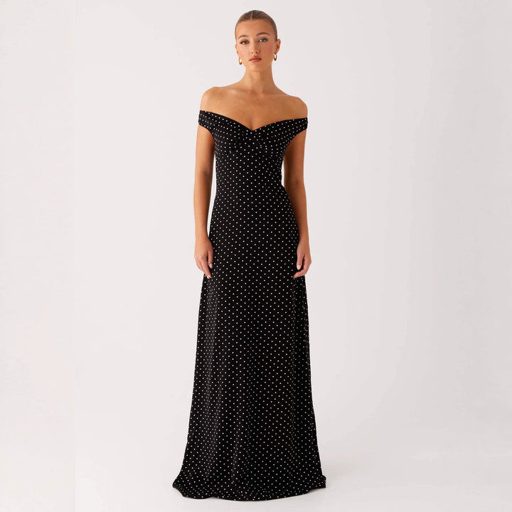 Dame aften kjole med off-shoulder design og elegant prikmønster Skovae