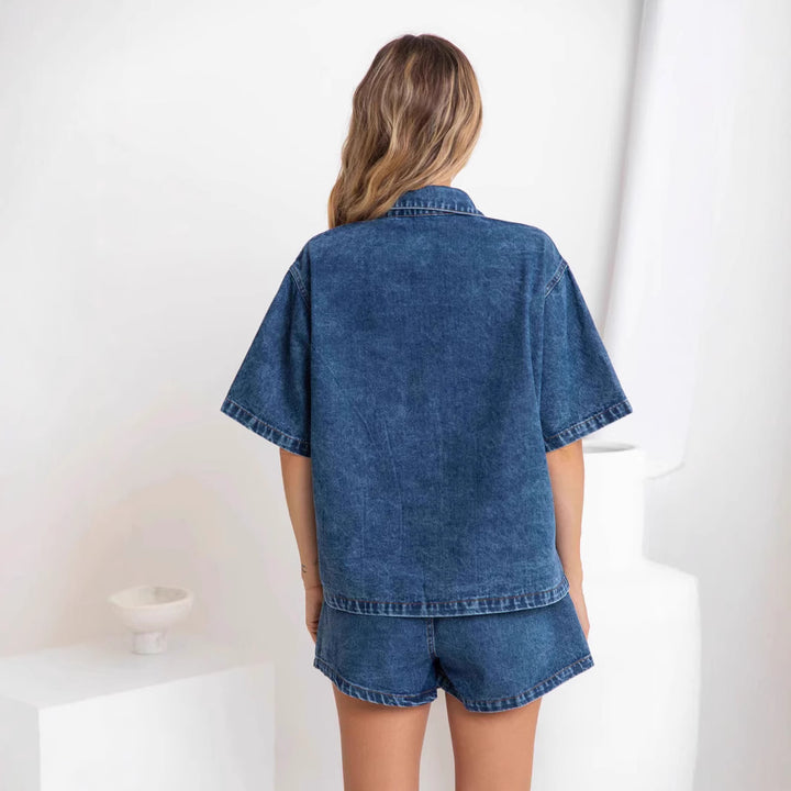 Dame jeans-shorts-outfit med oversized skjorte Stilla