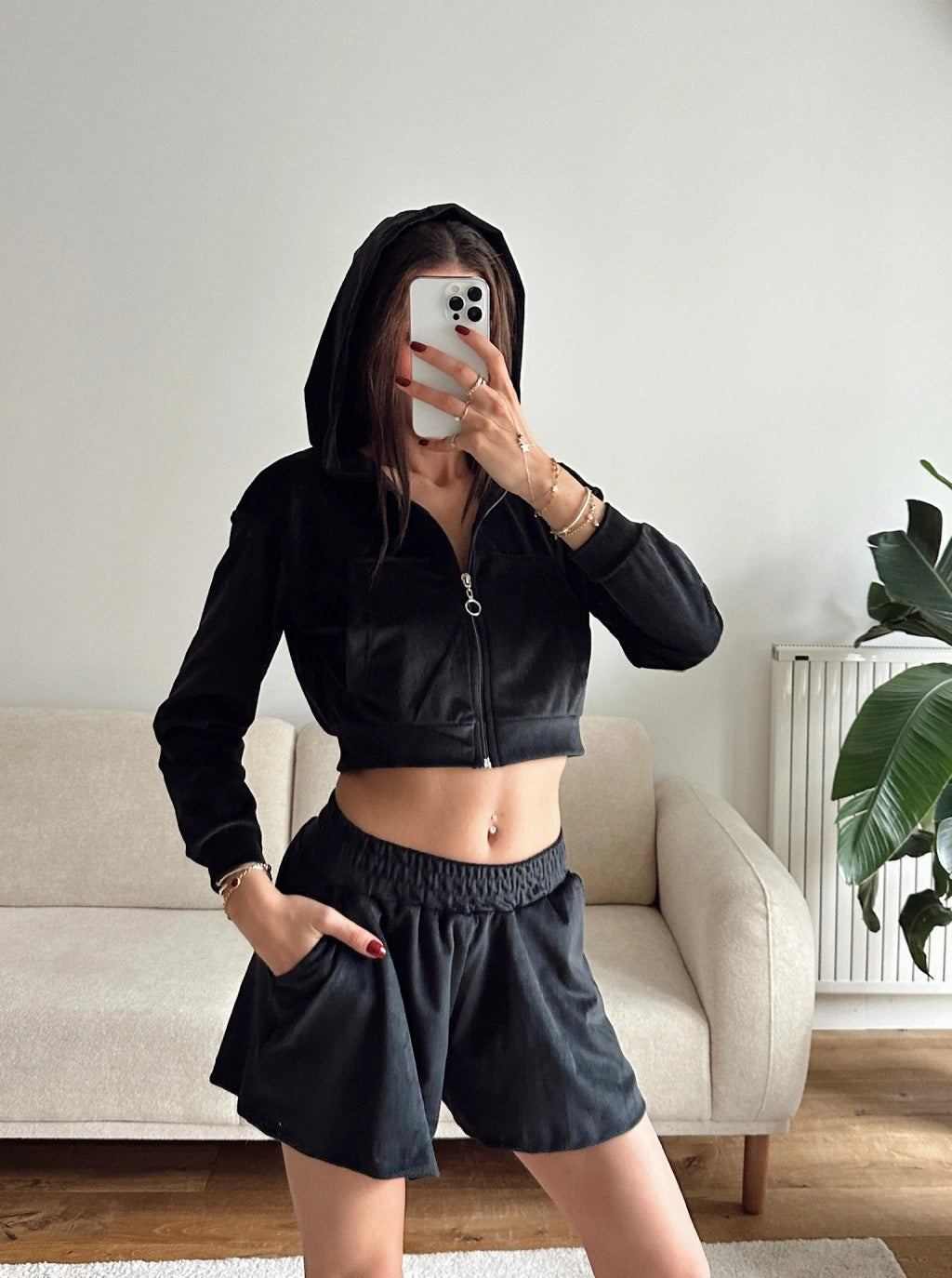 Kvinders afslappede fleece sæt med cropped hoodie og komfortable shorts