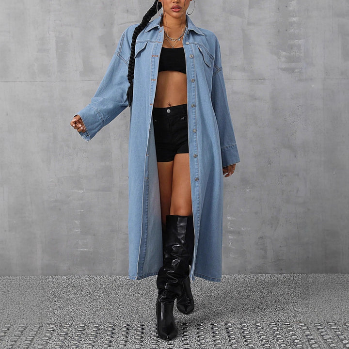 Damerne denim maxi jakke i en afslappet oversized pasform med komfortable trykknapper og praktiske lommer Stilla