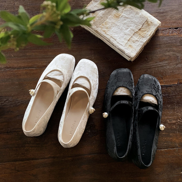 Dame Floral Prægning Mary Jane Flats med elegant perleaccent Stilla