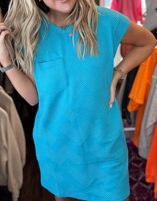 Dame afslappet T-shirt-kjole med et stilfuldt struktureret design Stilla