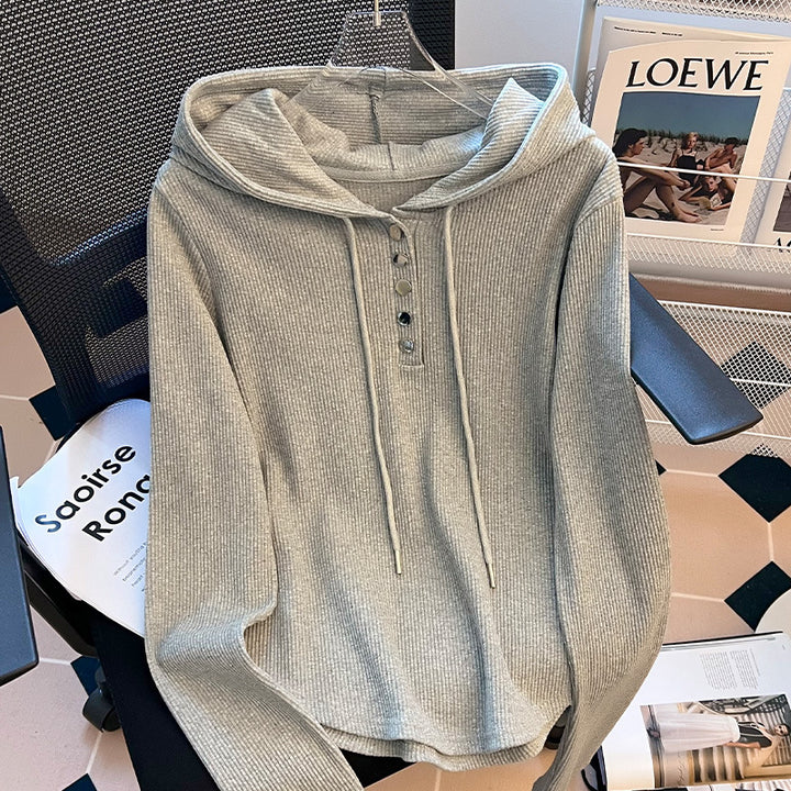Dame hættebluse med innovativ ribdesign og knapliste Stilla