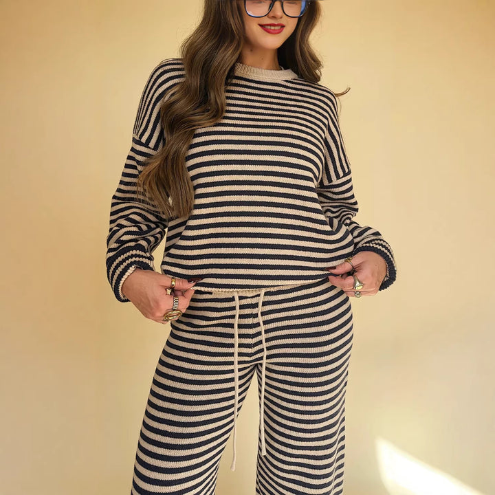 Kvindernes strikkede fritidssæt med fashionabel stribet mønster og bred pasform