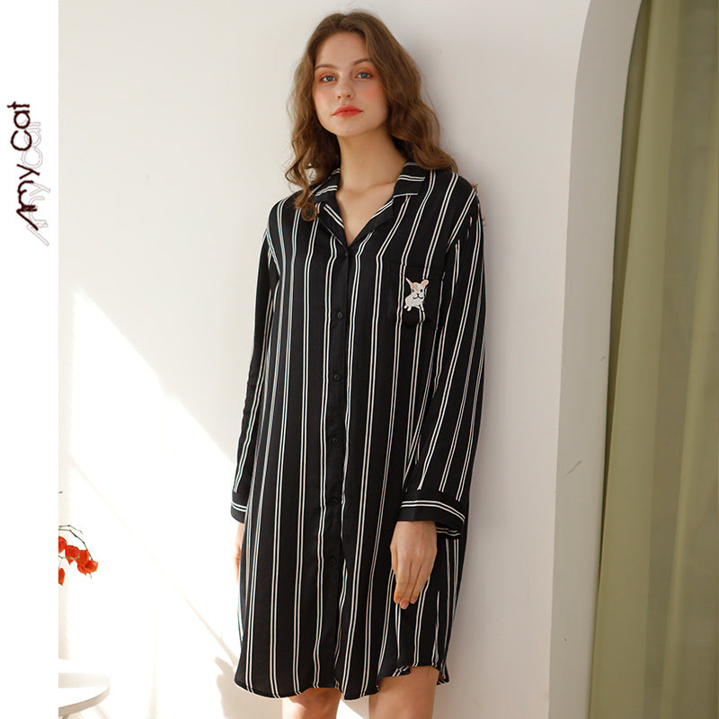Dame natkjolebluse med elegante striber og knapbart detalje Stilla