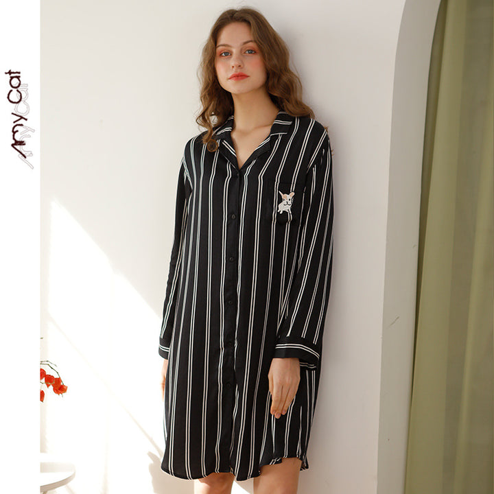 Dame natkjolebluse med elegante striber og knapbart detalje Stilla