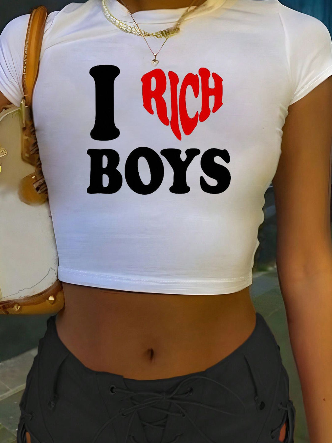Dame Crop-T-shirt med inspirerende tryk og tætsiddende pasform Skovae