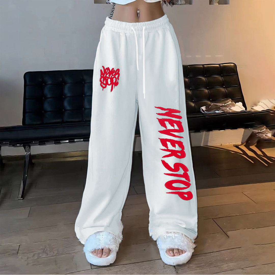 Kvinders afslappede bukser i en afslappet oversized stil med iøjnefaldende grafisk print Skovae