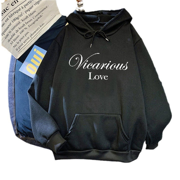 Kvindes hoodie med kunstnerisk skrift Skovae