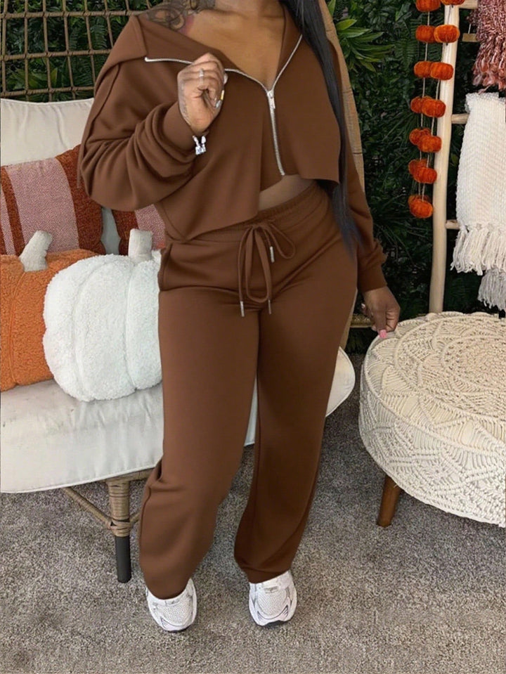 Kvinders sporty sæt lavet af cropped hoodie og casual joggingbukser med snøre