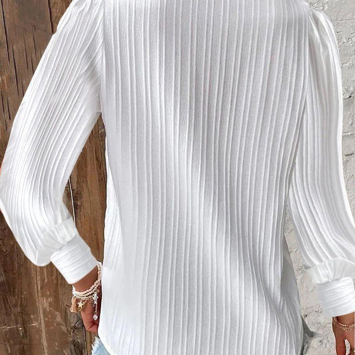 Dame elegant bluse med ruffle detaljer og fine længdestriber Stilla