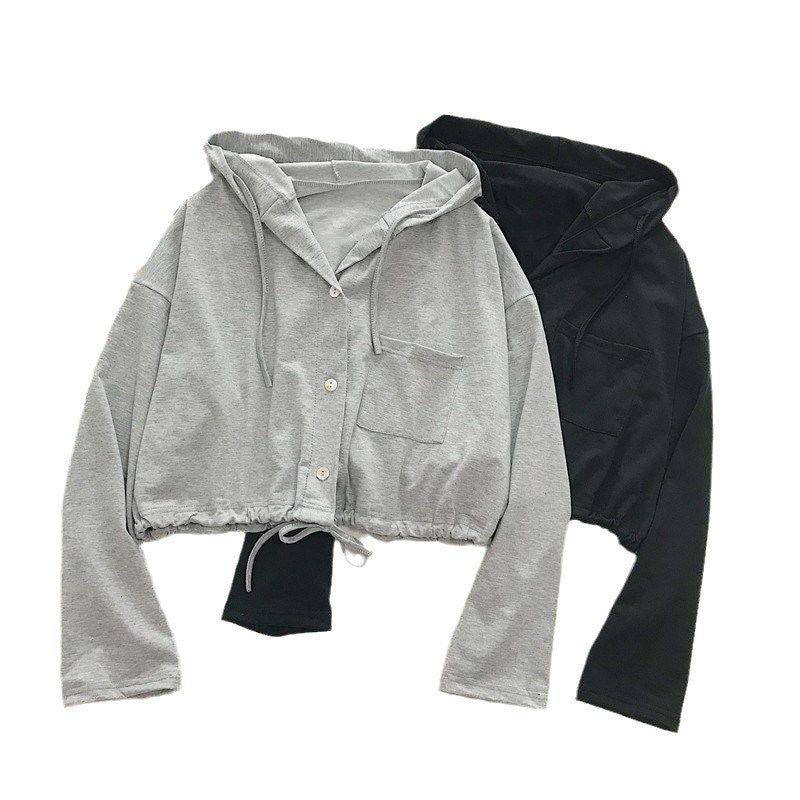Femme Korte Button-Up Hoodie med Snøre-Detalje Stilla