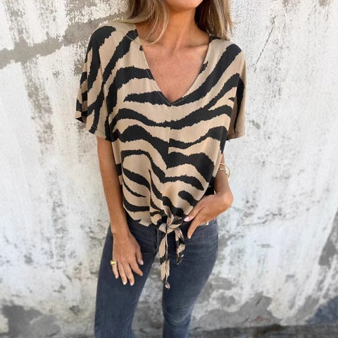 Dame kortærmet bluse med modent knude-detail og unikt zebra-tryk Stilla