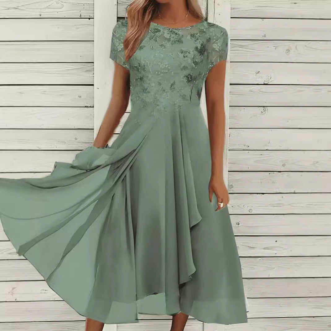 Dame med elegant chiffon midikjole med floral spidsapplikation og flydende klokkeslæt skørt Skovae