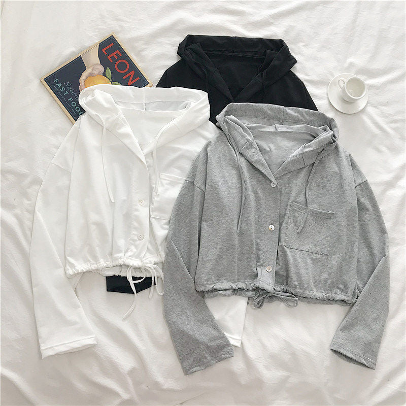 Femme Korte Button-Up Hoodie med Snøre-Detalje Stilla