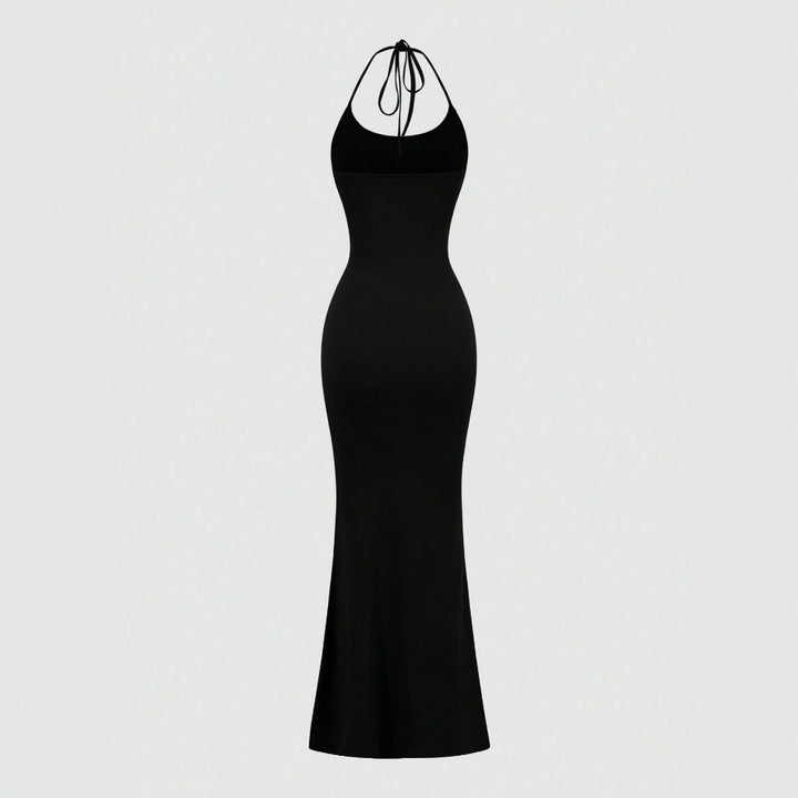 Kvindernes kropsnære maxi kjole med halterneck design og slim fit Stilla