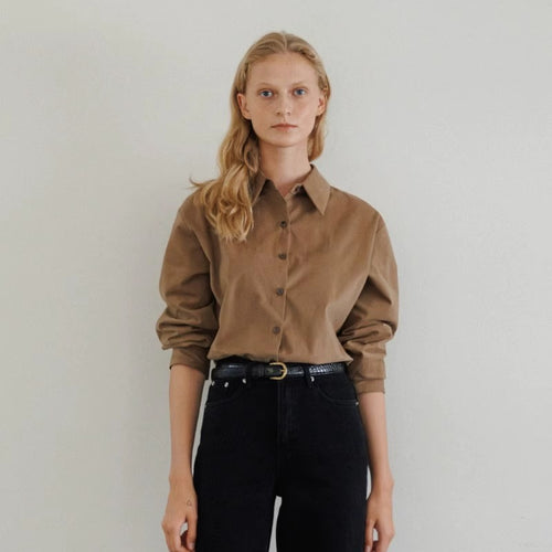 Kvinders elegante og løse bluse med smal krave Stilla