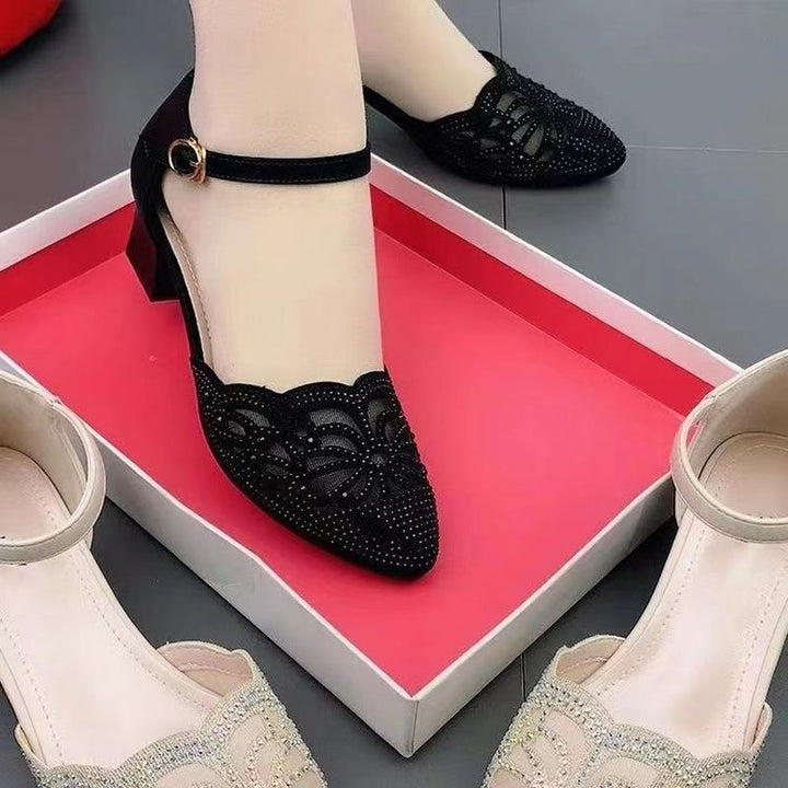 Damer eksklusive pumps med elegant spidsdesign og dekorerede remme Stilla
