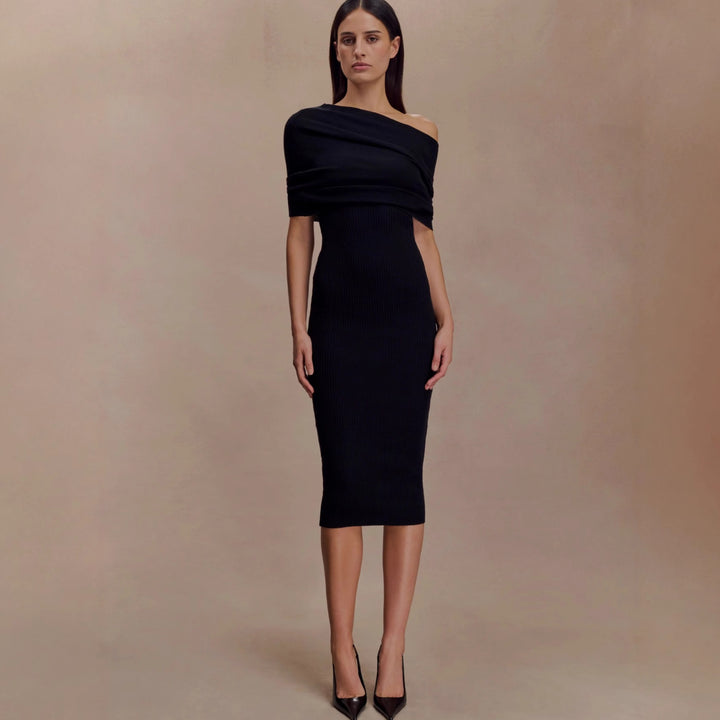 Damer elegant strikkjole med off-shoulder design Skovae