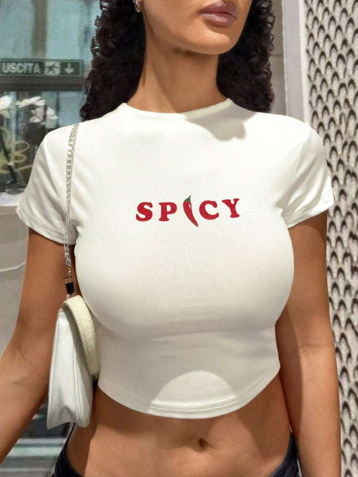 Dame Crop-Top med kreativ grafisk design og moderne skrift Skovae