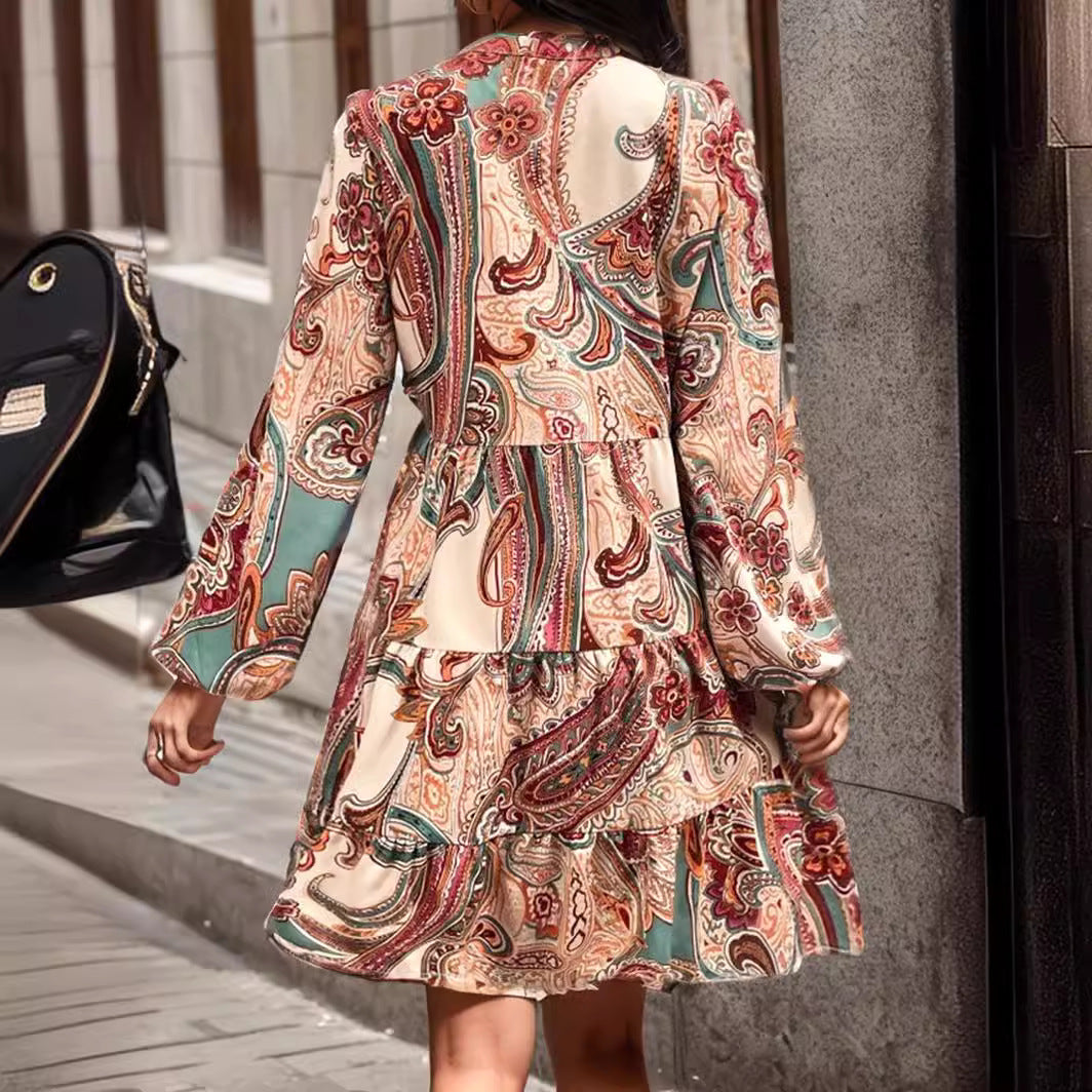 Dame Elegant Blusenkjole med Paisley-mønster og feminint taljeudsnit Stilla