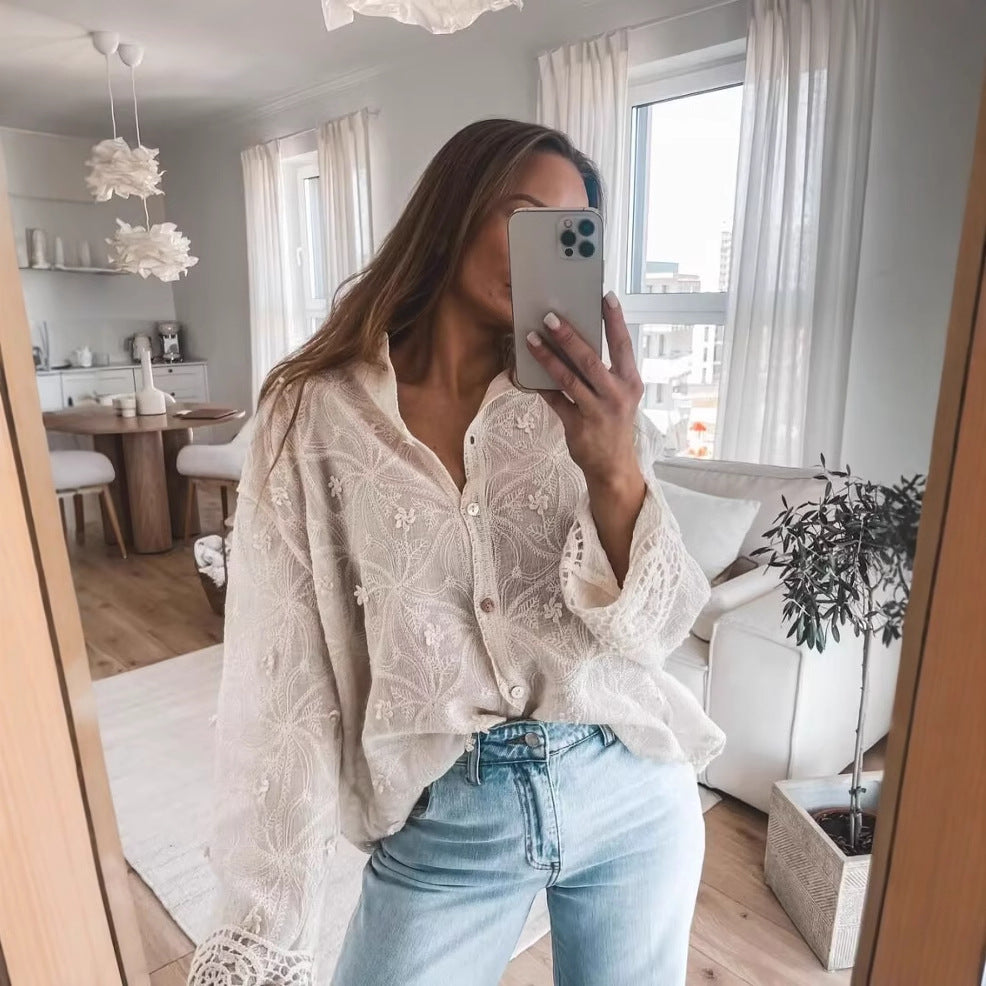 Dame blusset spidsbluse med florale broderier og afslappet snit Stilla