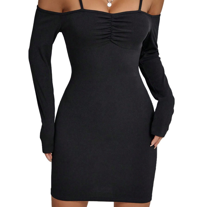 Kvinders mini kjole med off-shoulder design og elegant flæsedetalje Stilla