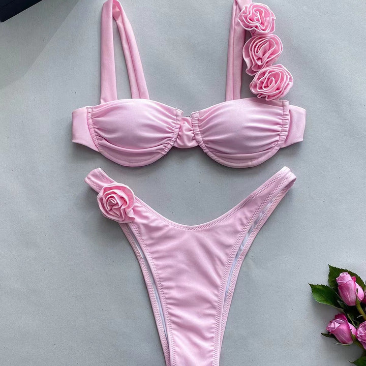 Dame bikini-sæt med blomstret flæse-design og figursyet snit Stilla