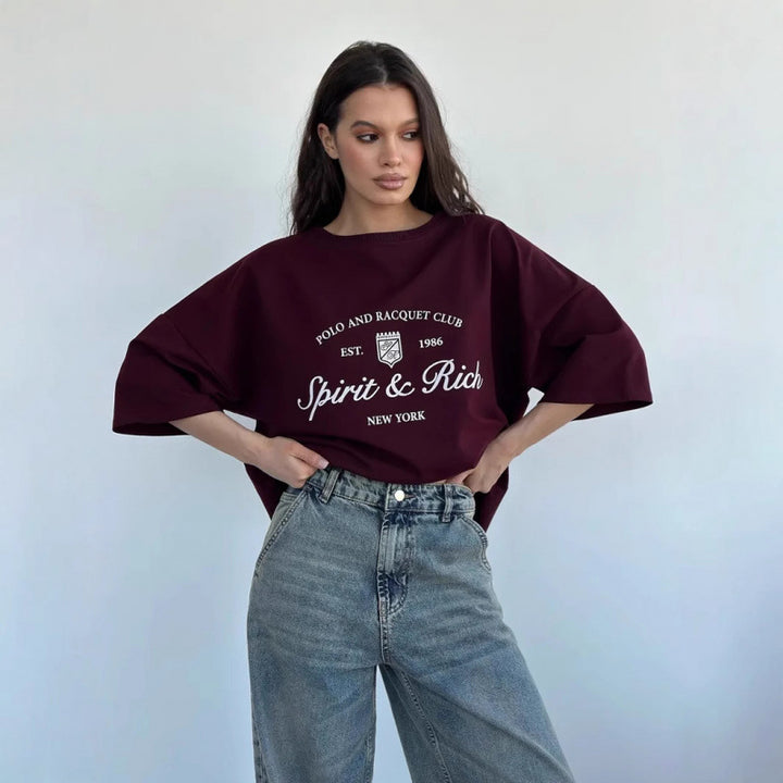 Dame Oversized T-shirt med afslappet polo-design og inspirerende statement Stilla