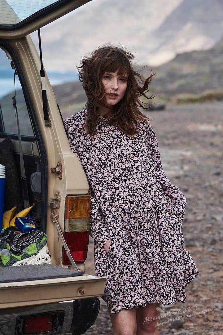 Dame fritidskjole med blomstret print og løs pasform Stilla
