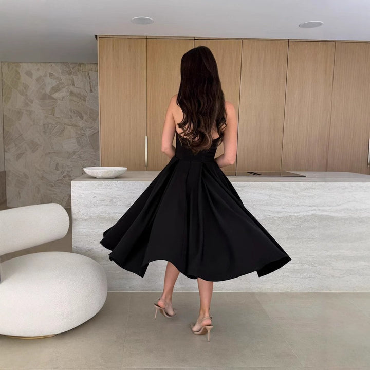 Dame aftenkjole med svingende nederdel og strapless design Stilla