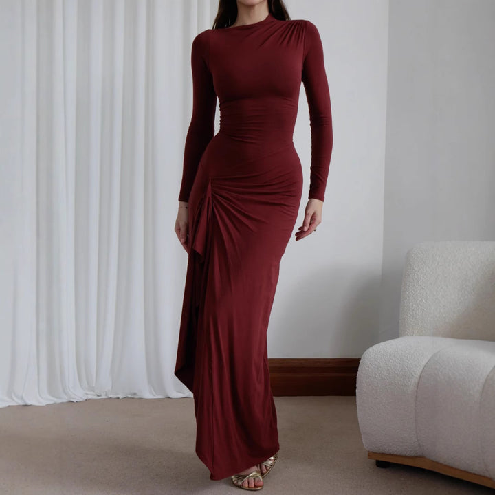 Dame Maxikjole med elegant asymmetrisk snit og figursyet drapering Stiila