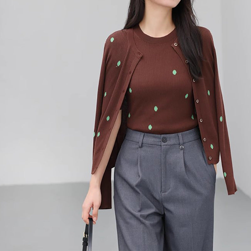 Dame elegant strikbluse med knaplukning og unikt mønster Stilla