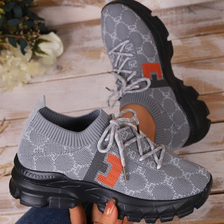 Dame Sporty Sneakers med moderigtigt strikoverdel og elegant smykkedekoration Stilla