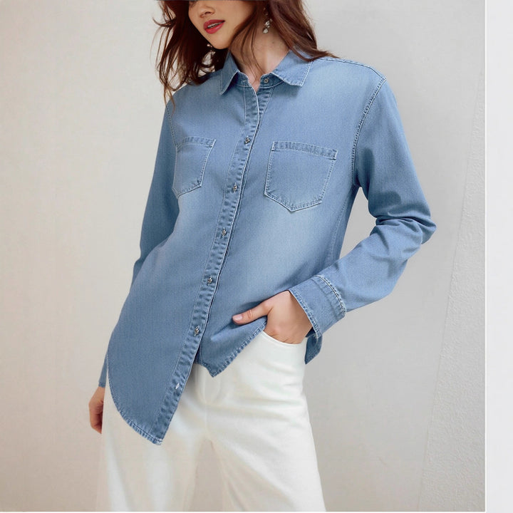 Kvindernes denimskjorte med moderne brystlommer og elegant knapstolpe Stilla