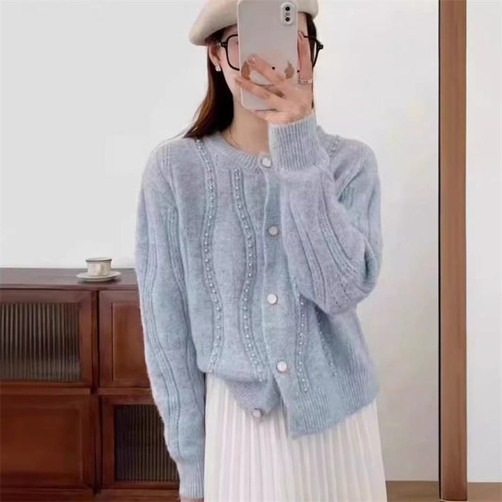 Dame cardigan med elegante perledetaljer og klassisk snit Stilla