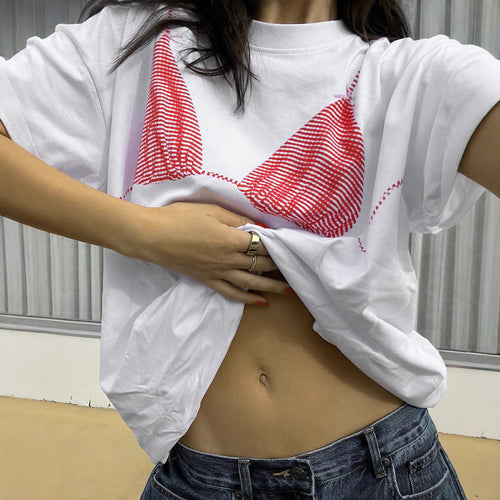Dame løs T-shirt med grafisk bikini-print Skovae