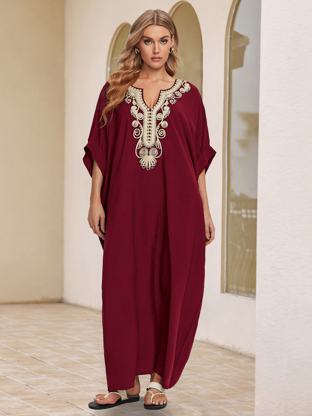 Dame kaftan med kunstnerisk broderi og elegant V-udskæring Stilla